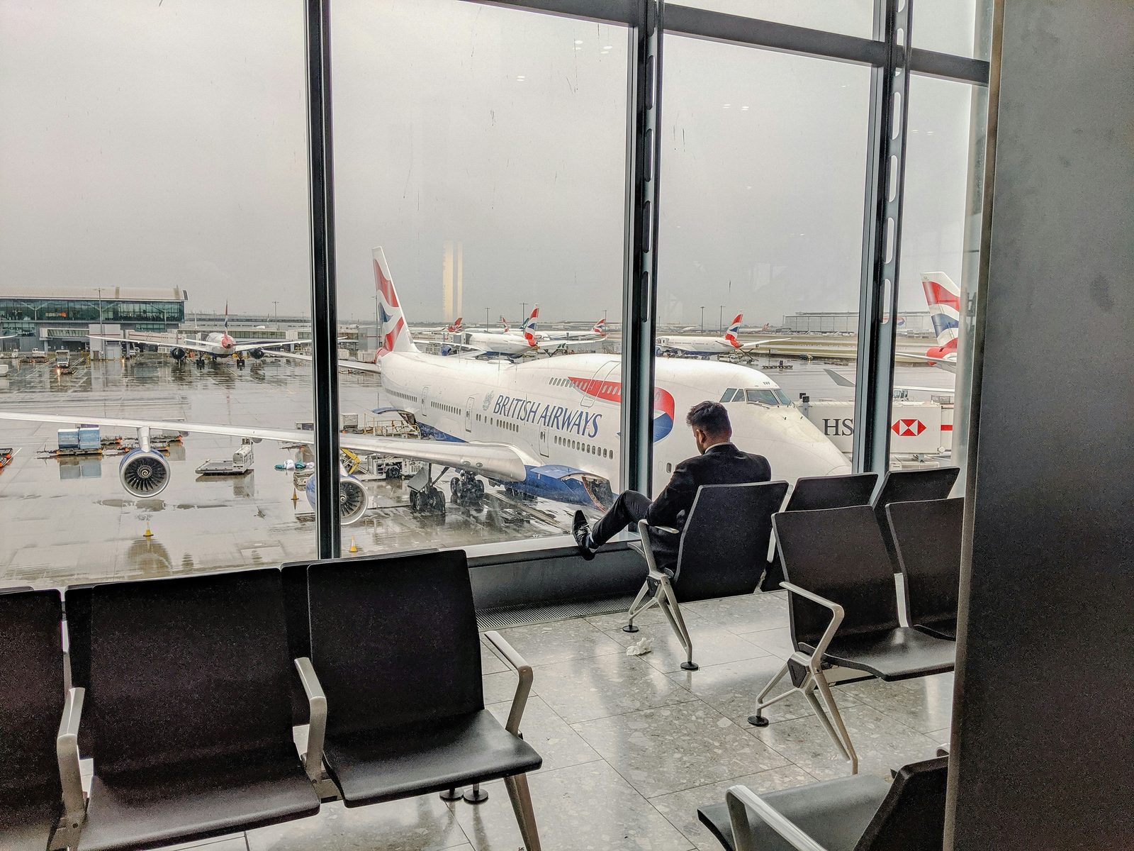 Viajero esperando su vuelo en el aeropuerto