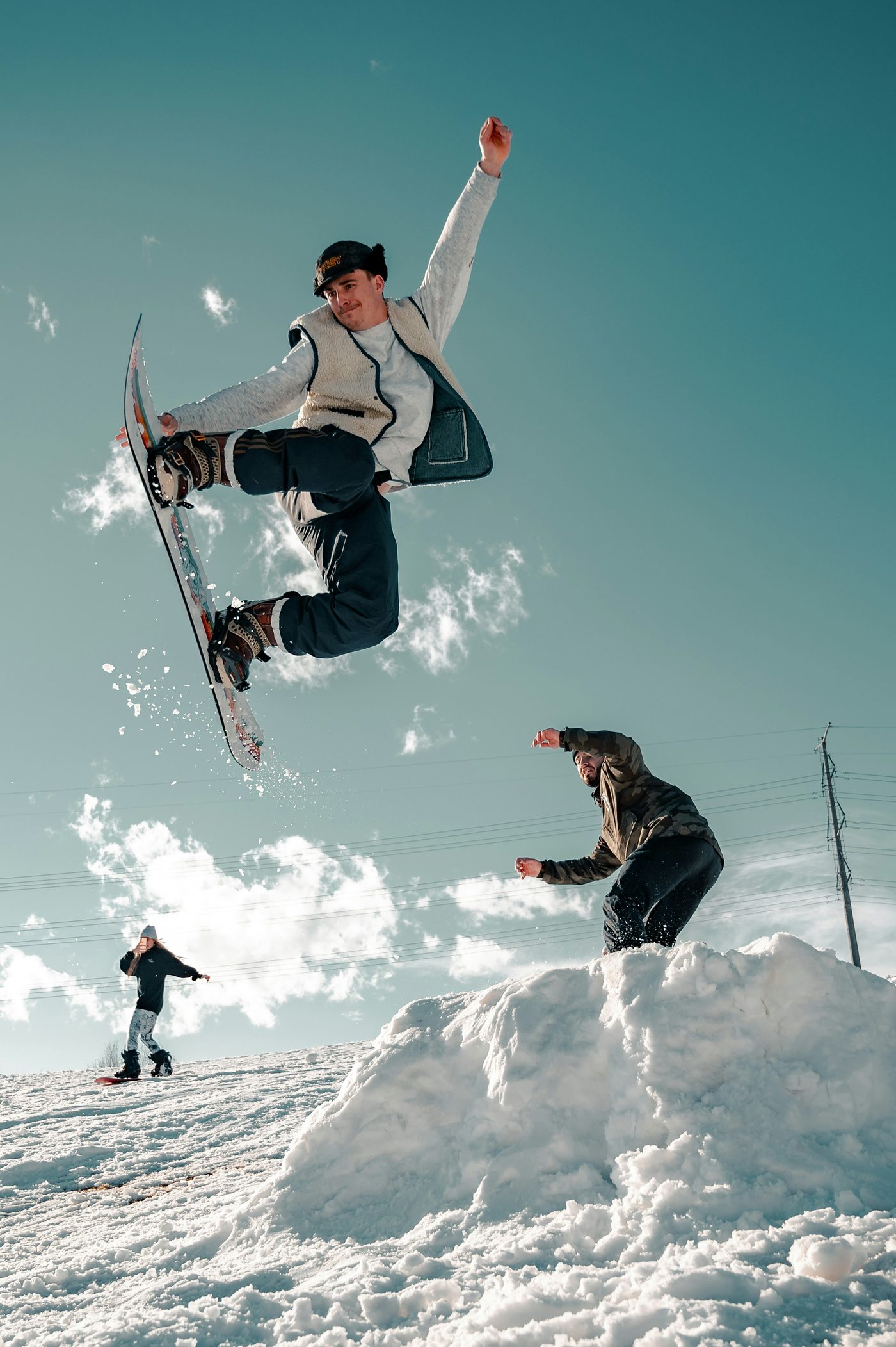 Snowboarder saltando en la nieve