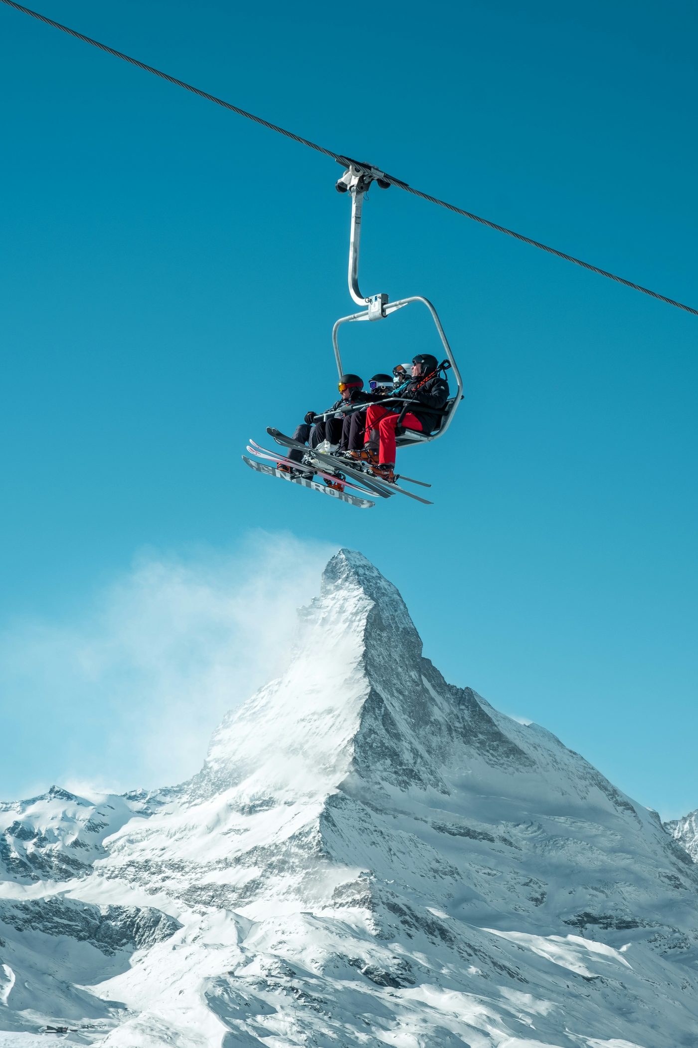 Snowboarder en la nieve de la cordillera